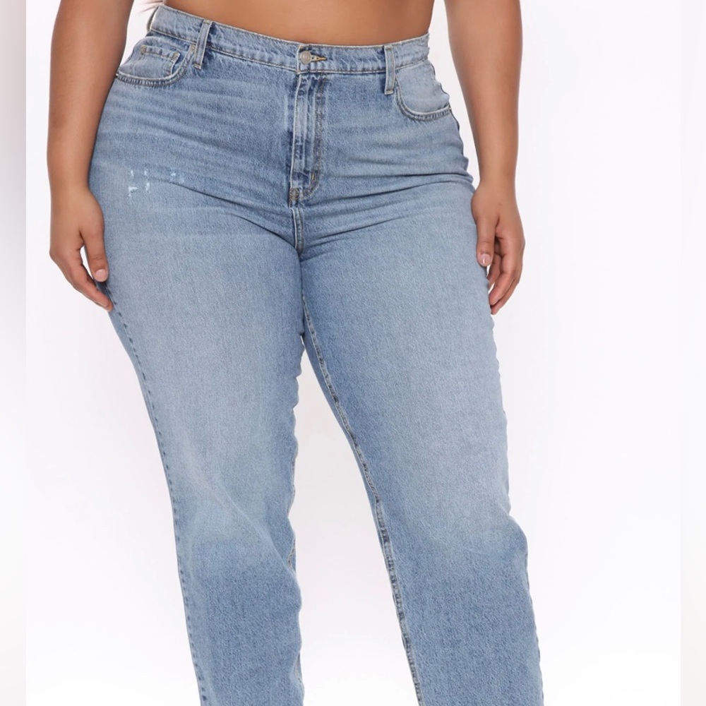 Fashion Nova always on mom jeans.